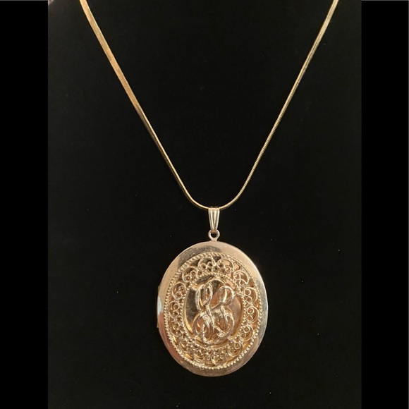 Jewelry - Vintage detailed gold locket